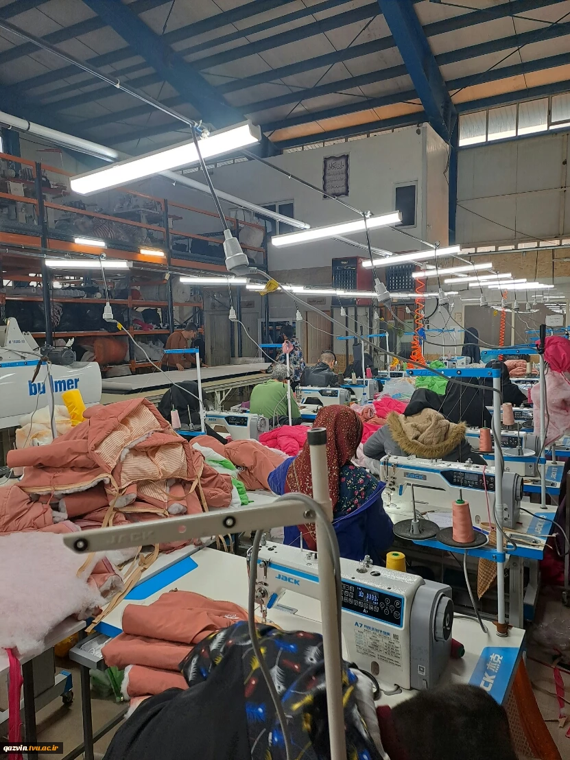 بازدید دانشجویان انجمن طراحی دوخت از شرکت تولیدی وایا نگین مدبهمناسبت روز دانشجو و هفته پژوهش 3