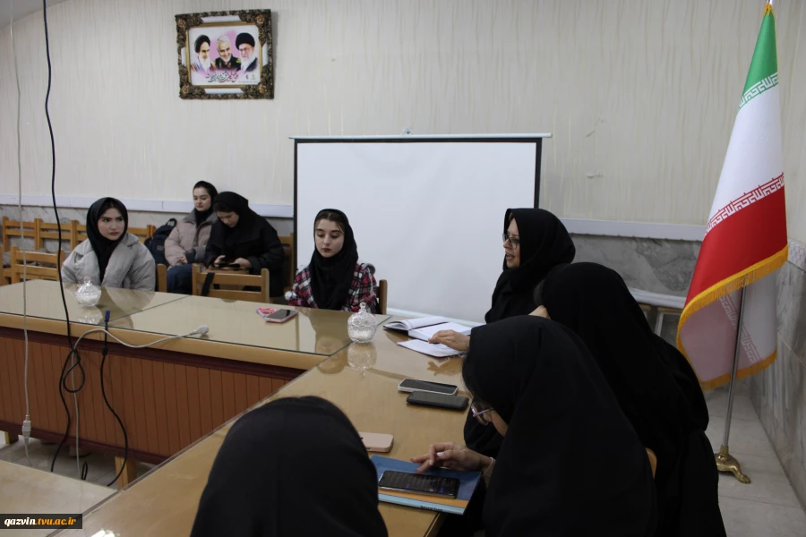 نشست هم‌اندیشی دانشجویان مرکز دختران با نماینده نظارت ، ارزیابی و تضمین کیفیت دانشگاه 6