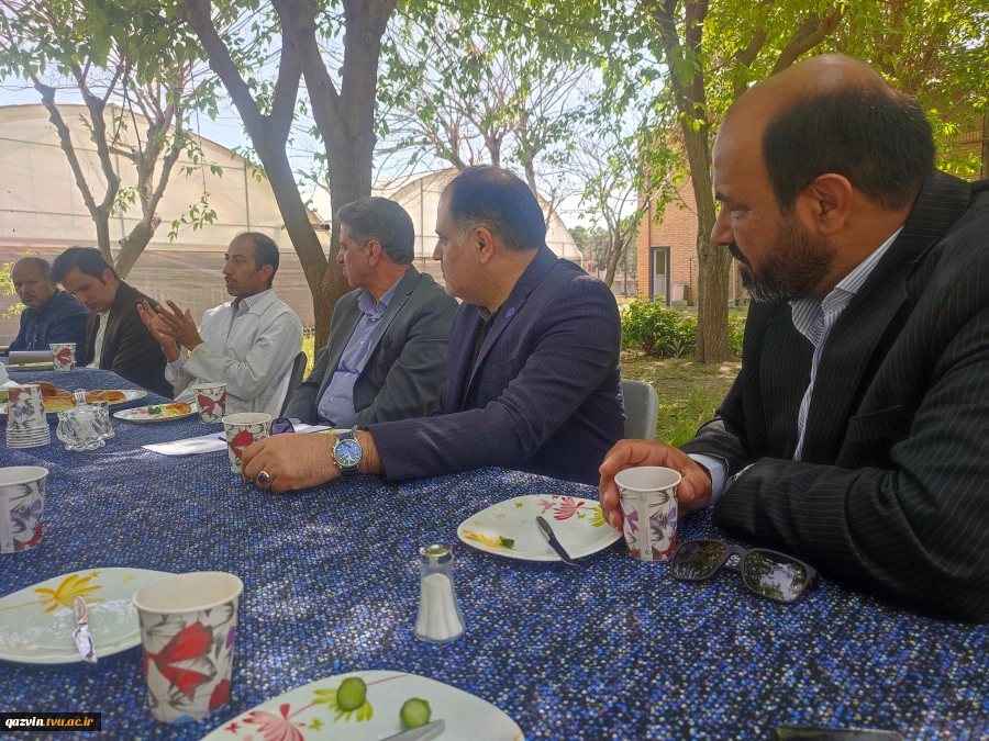 حضور ریاست دانشگاه ملی مهارت در دانشکده دختران دکتر شریعتی تهران و بازدید از گلخانه دانشکده 5
