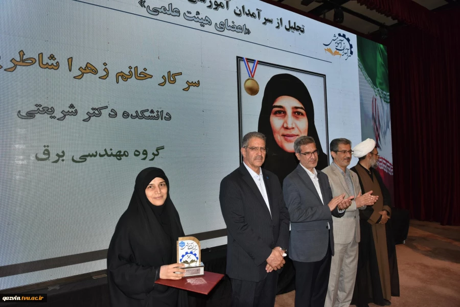 رئیس دانشگاه ملی مهارت در جشنواره سرآمدی آموزش استان تهران:

دانشگاه ملی مهارت می تواند معمار دانشگاه‌های مهارتی کشور باشد و اصولی مثل تعیین استاندارد، تربیت مربی و تضمین کیفیت را راهبری نماید/ استاد سرآمد کسی است که دانش را به مهارت تبدیل کند. 11