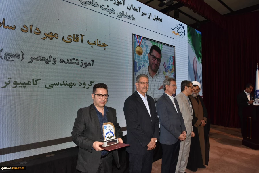 رئیس دانشگاه ملی مهارت در جشنواره سرآمدی آموزش استان تهران:

دانشگاه ملی مهارت می تواند معمار دانشگاه‌های مهارتی کشور باشد و اصولی مثل تعیین استاندارد، تربیت مربی و تضمین کیفیت را راهبری نماید/ استاد سرآمد کسی است که دانش را به مهارت تبدیل کند. 12