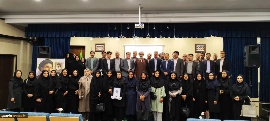 رئیس دانشگاه ملی مهارت در آیین تجلیل از سرآمدان آموزشی دانشگاه ملی مهارت واحد استانی اصفهان:

تدوین مسیرهای آموزشی مبتنی بر چارچوب‌های ملی و بین‌المللی صلاحیت حرفه‌ای و همچنین سند آمایش رشته‌های مهارتی در دستور کار دانشگاه قرار دارد. 2