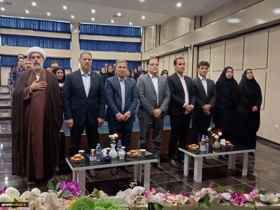 رئیس دانشگاه ملی مهارت در آیین تجلیل از سرآمدان آموزشی دانشگاه ملی مهارت واحد استانی اصفهان:

تدوین مسیرهای آموزشی مبتنی بر چارچوب‌های ملی و بین‌المللی صلاحیت حرفه‌ای و همچنین سند آمایش رشته‌های مهارتی در دستور کار دانشگاه قرار دارد. 11