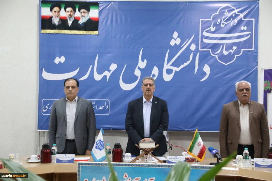 دکتر زمانی در آیین تجلیل از سرآمدان آموزشی چهارمحال محال و بختیاری:

سرآمدی آموزشی در دانشگاه ملی مهارت یعنی تبدیل دانش به مهارت و مهارت به اشتغال 2
