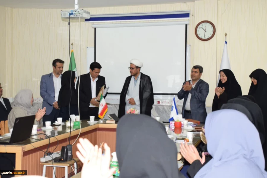 آئین تجلیل از سرآمدان آموزشی دانشگاه ملی مهارت واحد استانی قزوین برگزار شد. 3
