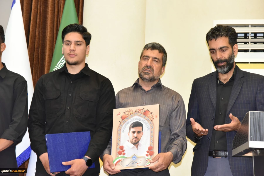 در یادواره شهدای خانواده بزرگ دانشگاه ملی مهارت در جنگ رمضان تأکید شد؛

لزوم بازخوانی سیره شهدا و ثبت میراث ماندگار دفاع مقدس در دانشگاه‌ها 9
