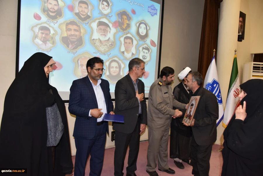 در یادواره شهدای خانواده بزرگ دانشگاه ملی مهارت در جنگ رمضان تأکید شد؛

لزوم بازخوانی سیره شهدا و ثبت میراث ماندگار دفاع مقدس در دانشگاه‌ها 12